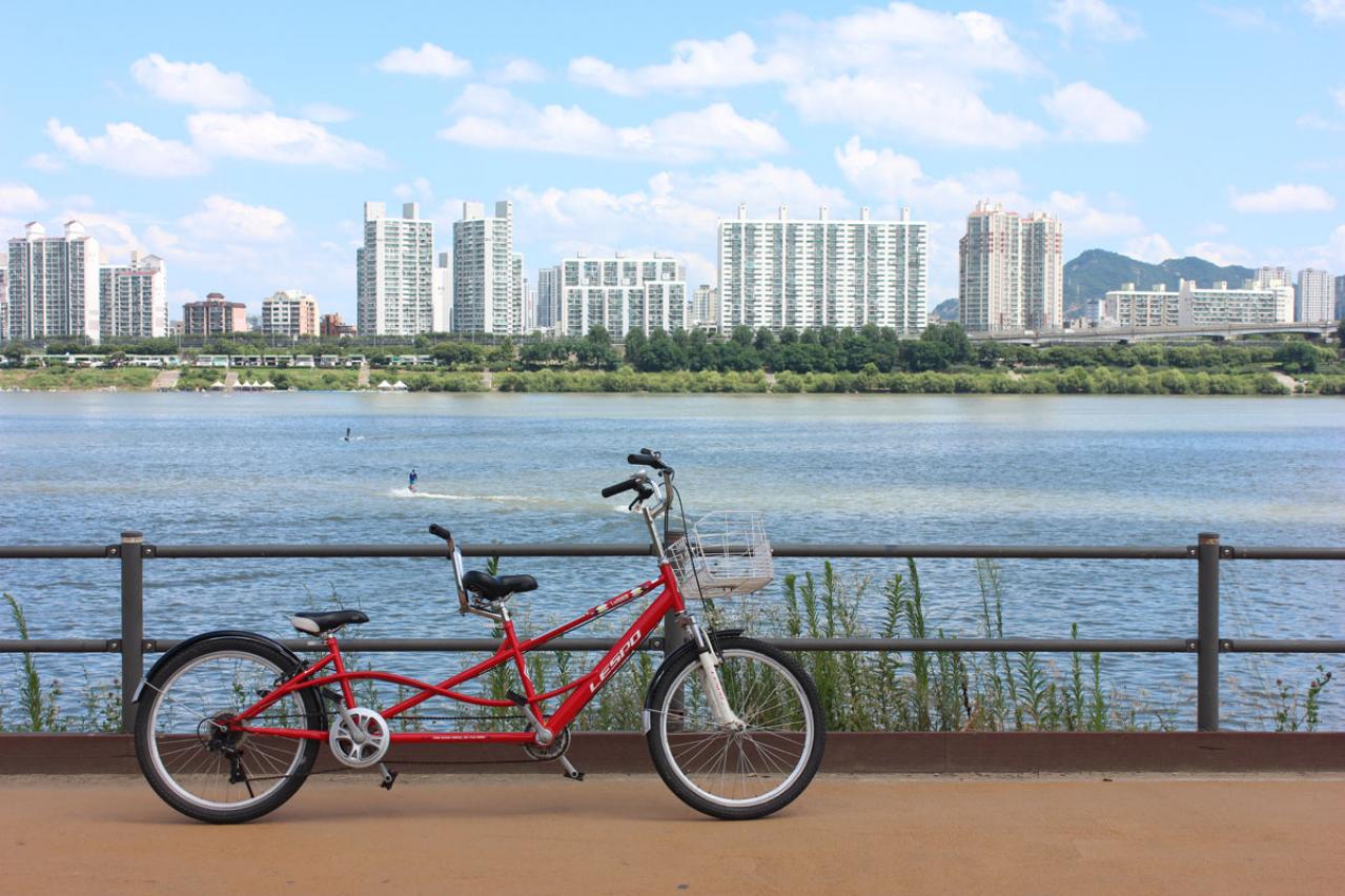 【韓国ドラマあるある】漢江で食べるラーメンは格別！コンビニで食べるカップ麺はなぜおいしい？