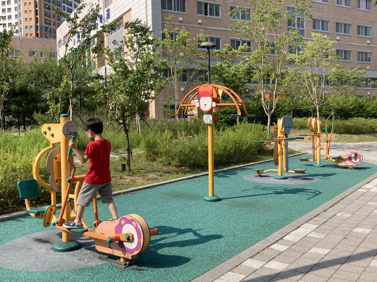 「トッケビ」2話、死神とウンタク、トッケビが3人で初めて会う夜の公園にあったものは？【韓国ドラマ】（画像3）