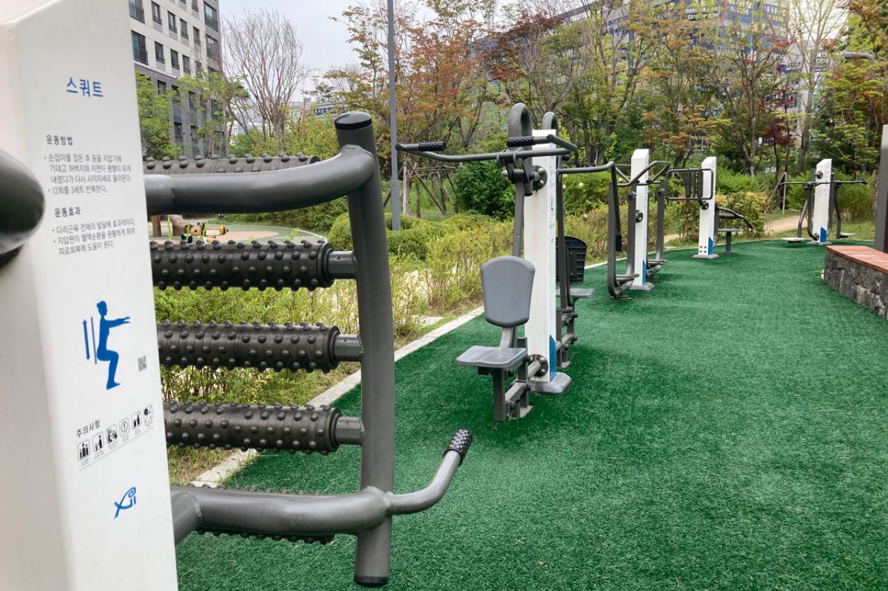 「トッケビ」2話、死神とウンタク、トッケビが3人で初めて会う夜の公園にあったものは？【韓国ドラマ】（画像2）