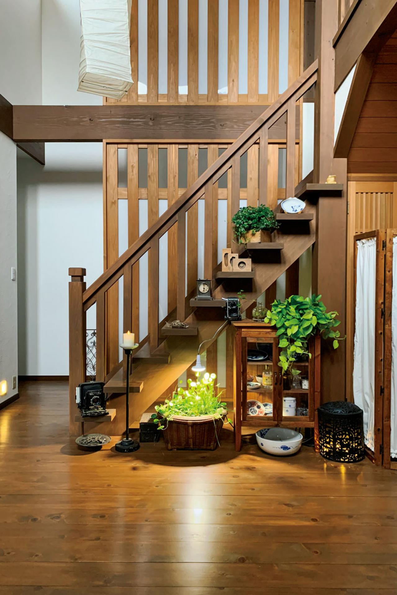 観葉植物のインテリア実例　古民家のような部屋＆コンクリート打ちっぱなしの壁（画像2）