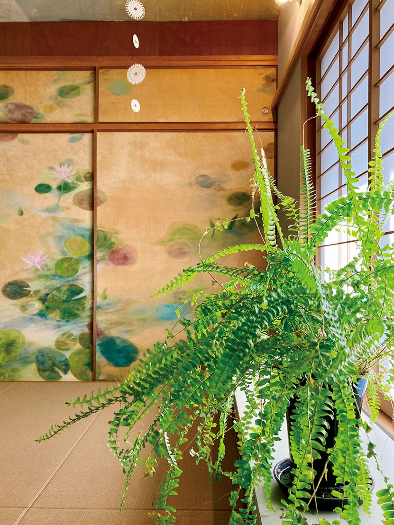 観葉植物のインテリア実例　ハンギングと床置きの絶妙バランス&和モダンな空間（画像12）