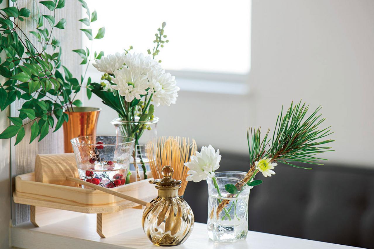 観葉植物のインテリア実例　ガジュマルの木の下でのんびり読書。「家の中だということを忘れてしまいそう」