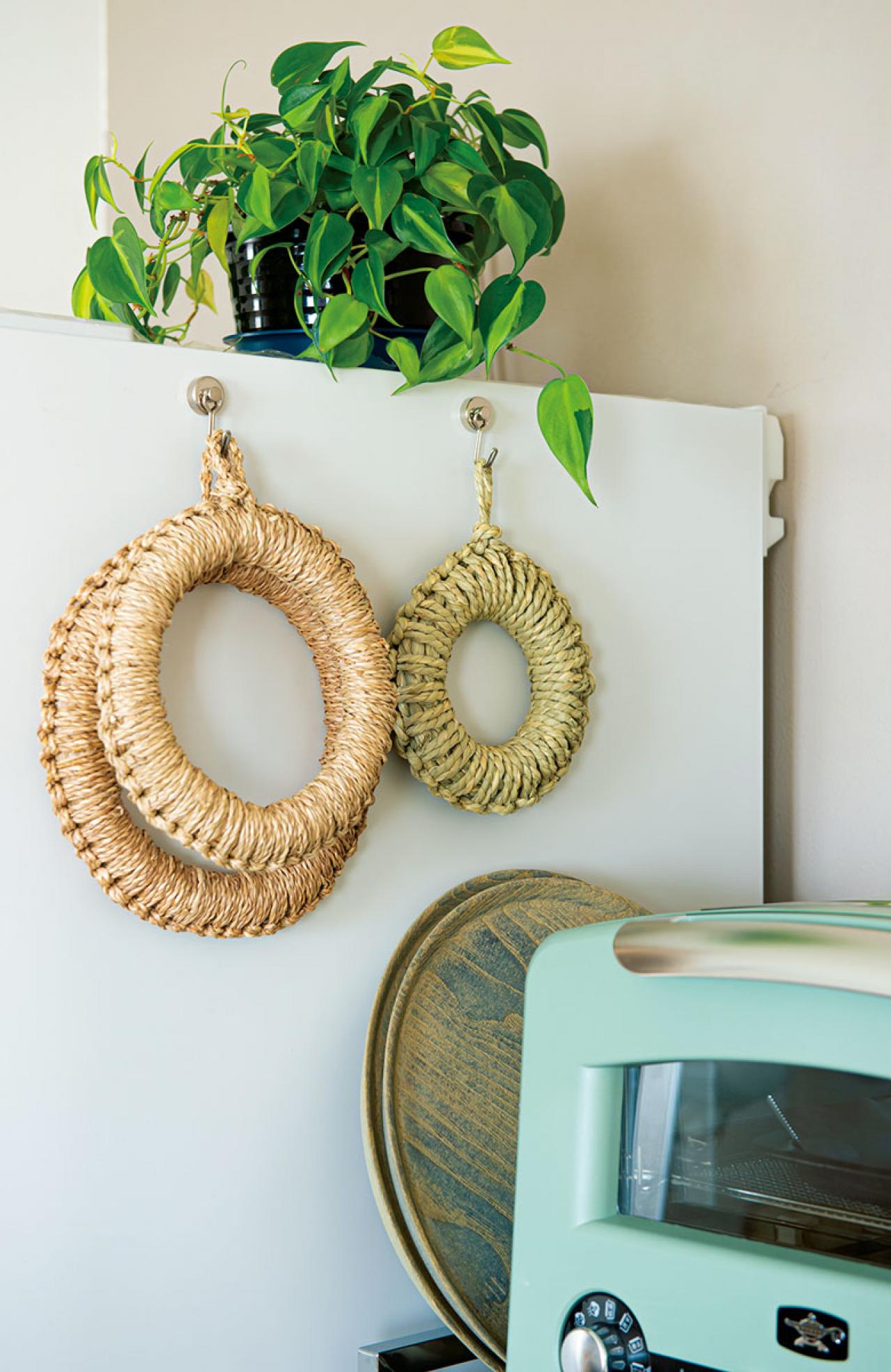 観葉植物のインテリア実例　ガジュマルの木の下でのんびり読書。「家の中だということを忘れてしまいそう」（画像8）