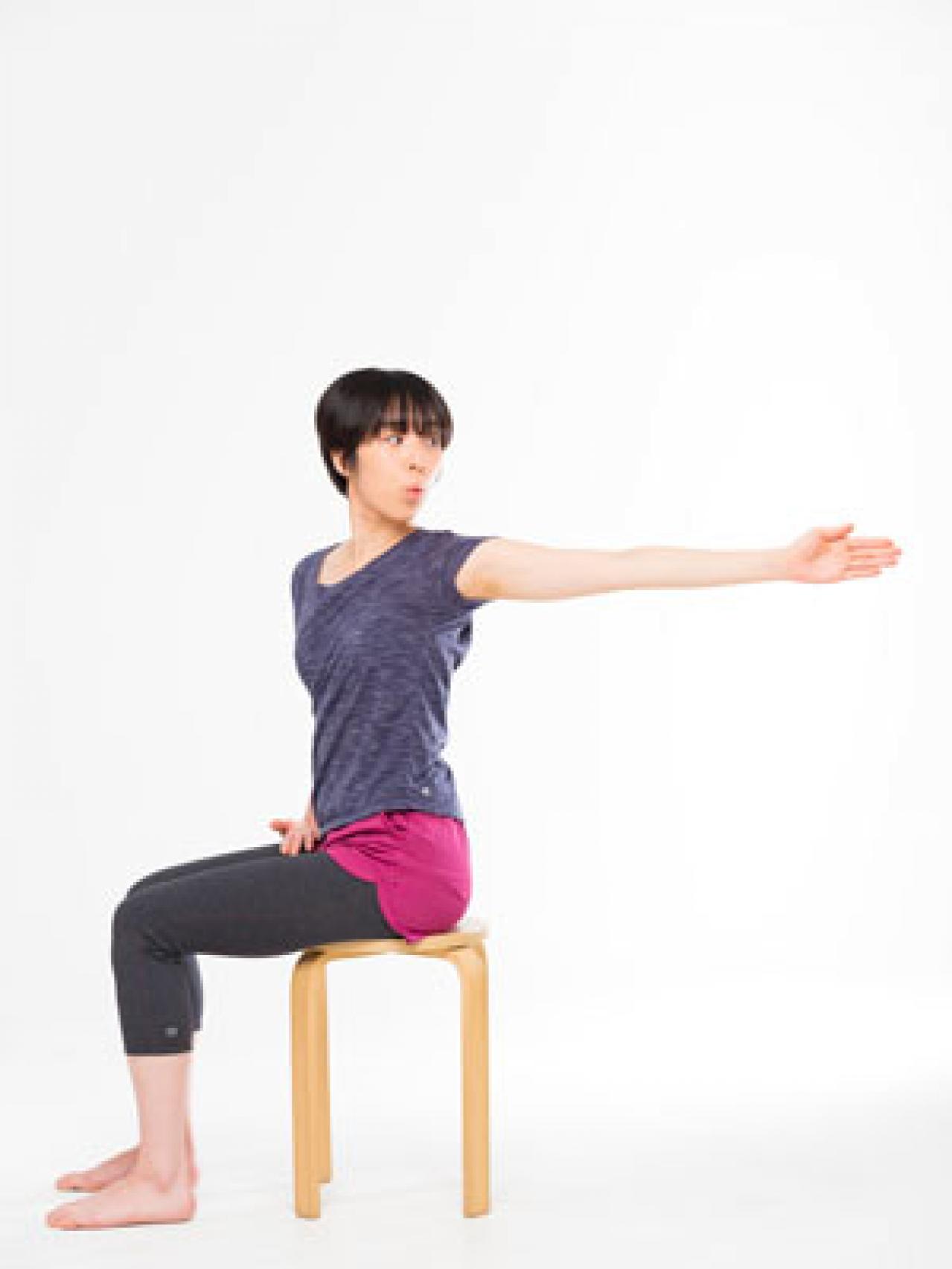 知ってる？腕を回して【腰痛予防】のやり方。座ったままで楽々！（画像8）