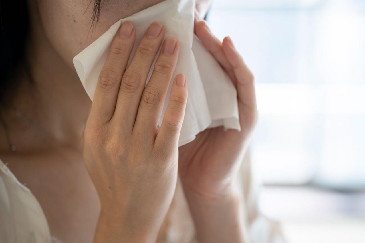 くしゃみや咳で尿漏れが…！一瞬でピンチを切り抜けられるおすすめポーズとは？