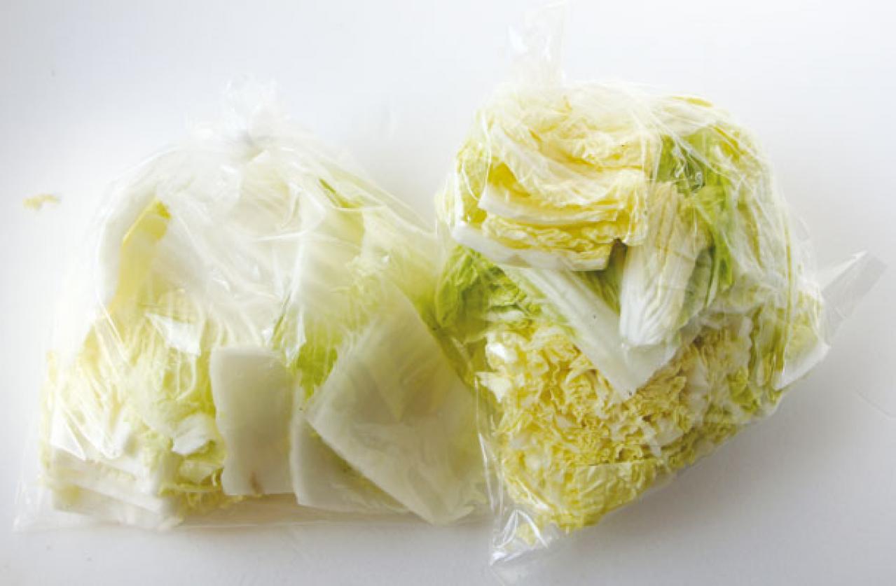 【白菜】の保存方法。「1/4個をそのまま冷蔵庫に入れる」のが間違いなワケ（画像2）