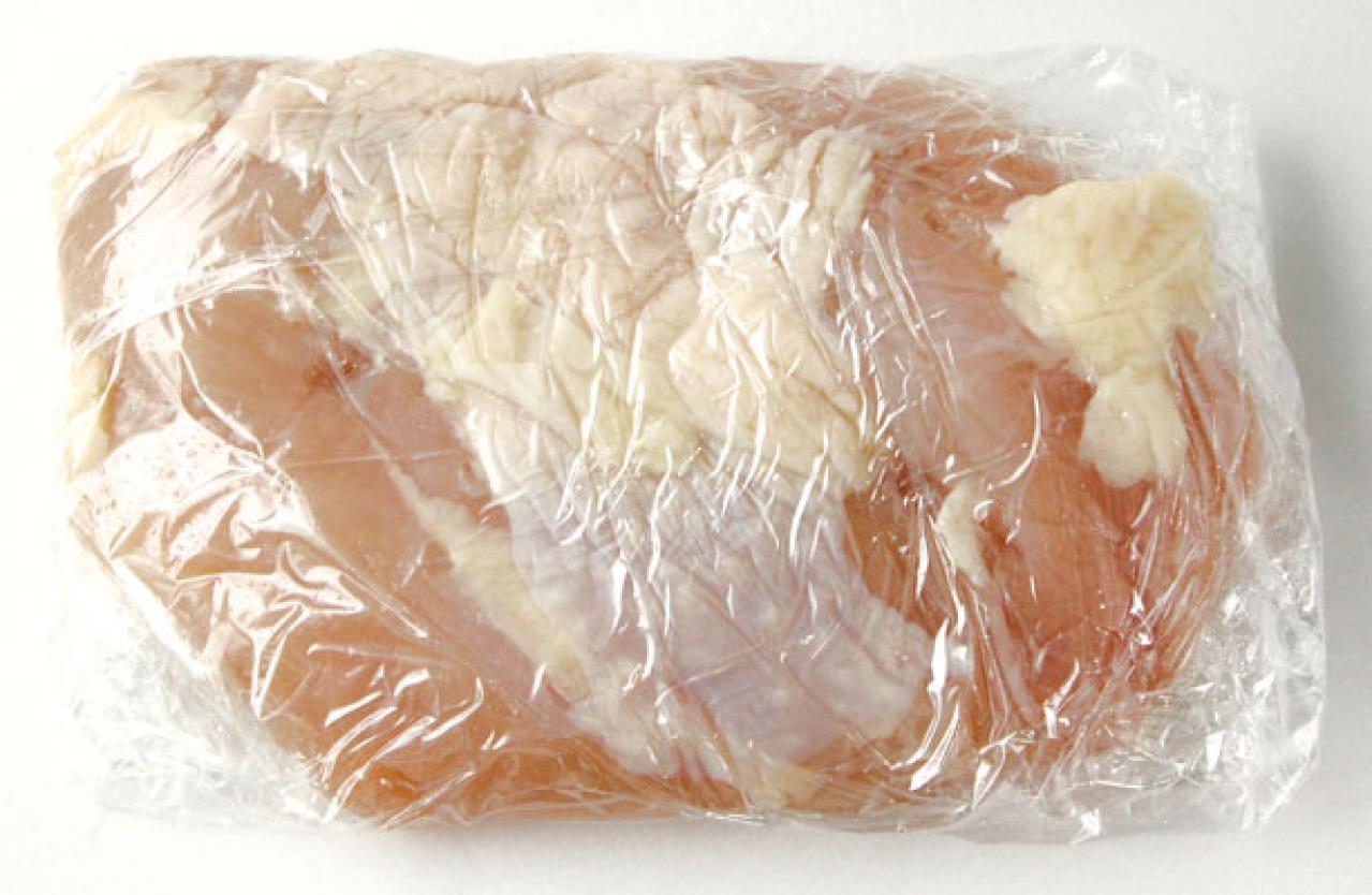 【鶏肉】の保存方法。トレーのまま冷蔵庫に入れてない？ 鮮度を保つコツは （画像2）