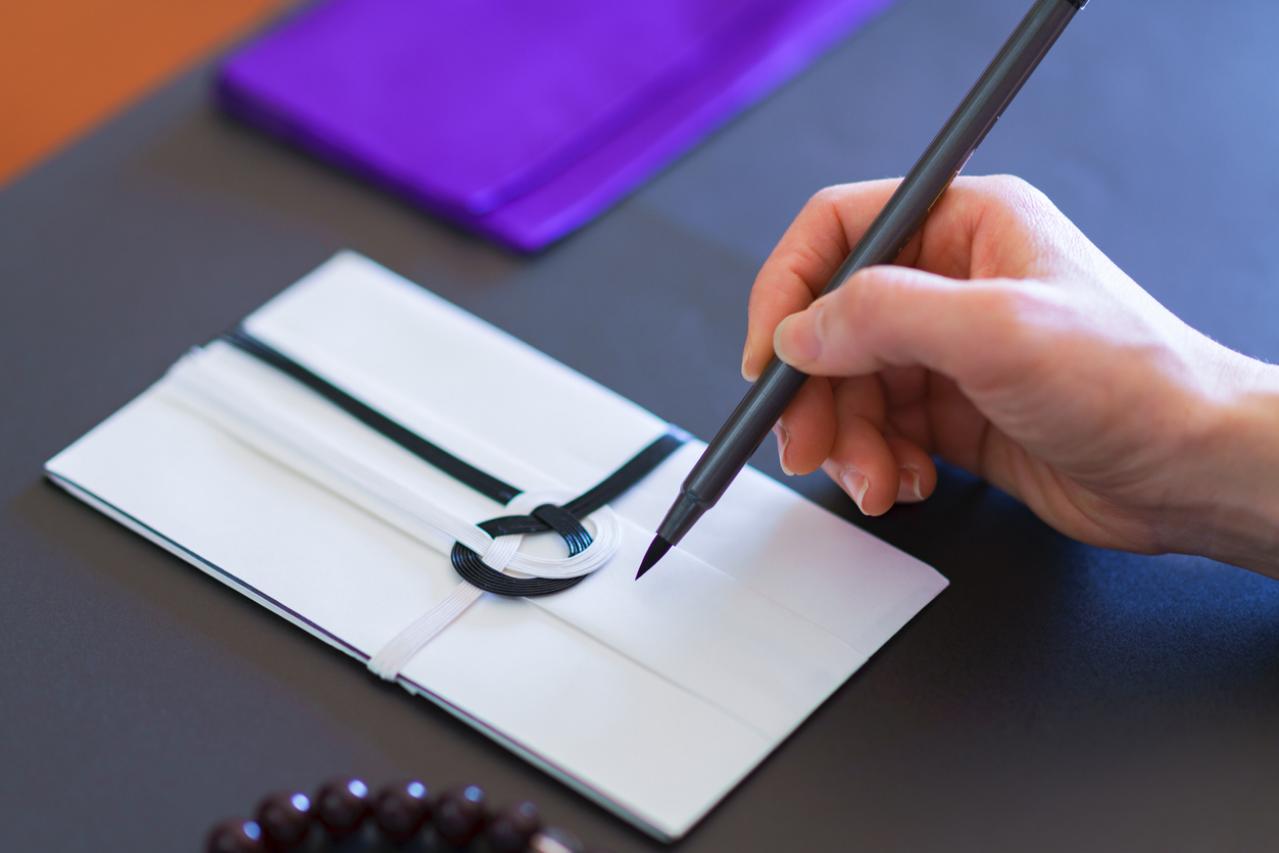 【葬儀のマナー】香典袋の外包みの表書き、名前の書き方は？ 50代から心得ておきたい冠婚葬祭の常識