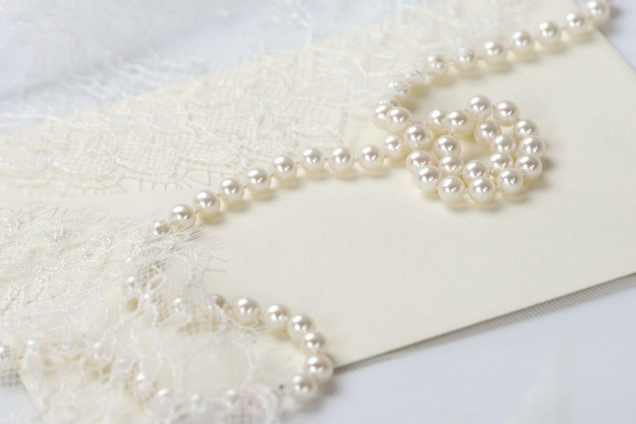 【結婚式のマナー】若い世代から挙式の招待状が届いたときの返信のルールとは？50代から心得ておきたい冠婚葬祭の常識