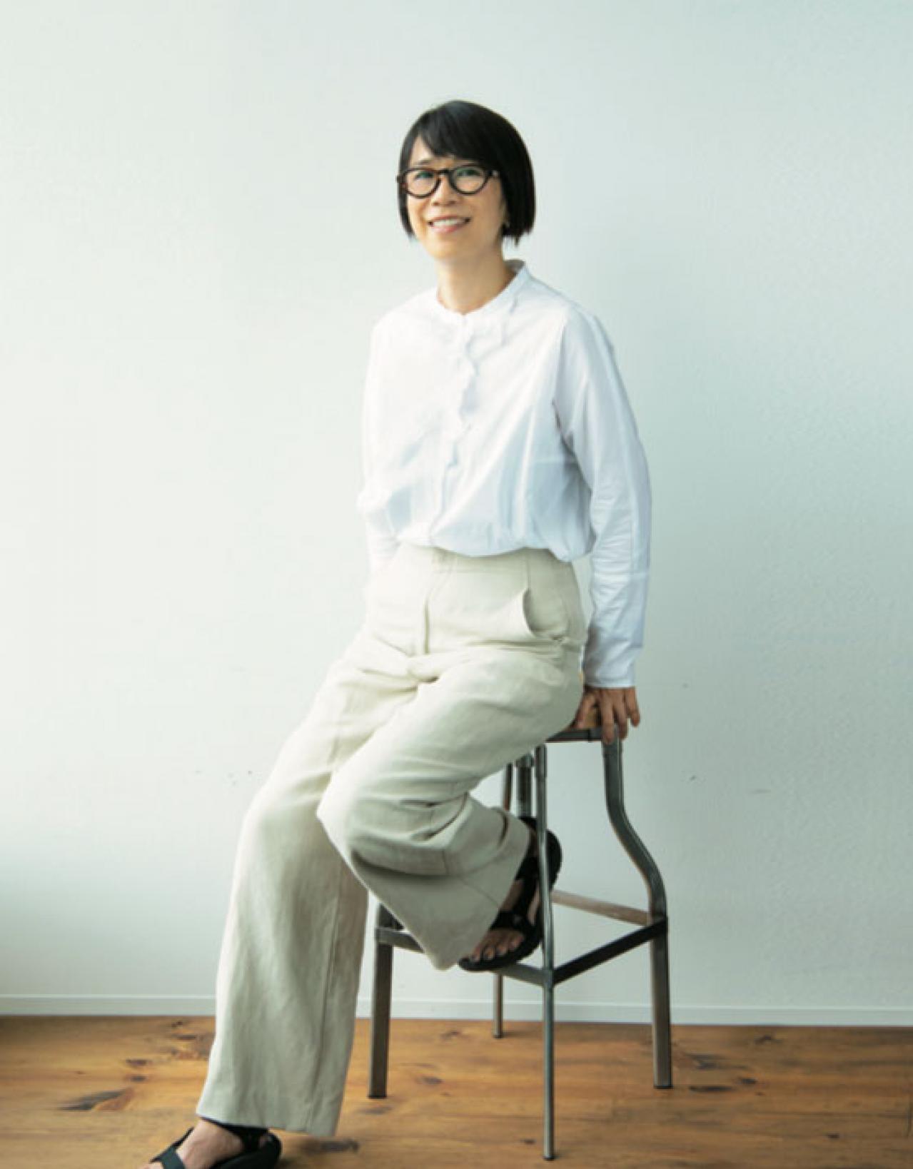 顔が引き締まる、印象を変えられる。ヘアメイク、スタイリスト、3人のマチュア世代がお手本！大人のおしゃれめがねスタイル（画像4）