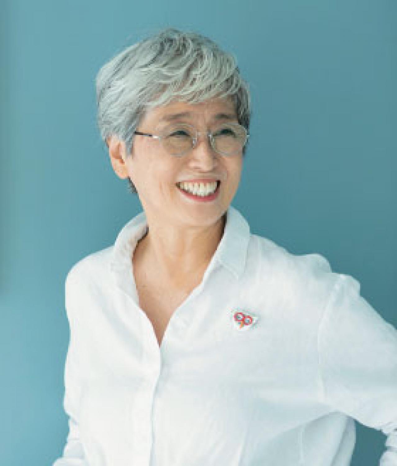 顔が引き締まる、印象を変えられる。ヘアメイク、スタイリスト、3人のマチュア世代がお手本！大人のおしゃれめがねスタイル（画像10）