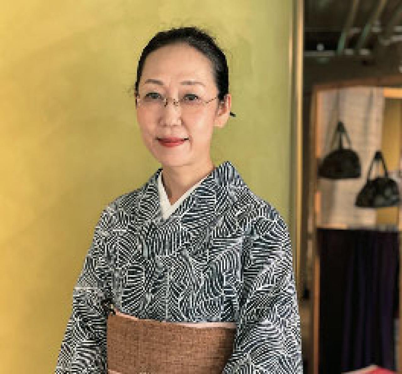 スタイリスト、東洋医学ライフクリエーター。素敵なおふたりのマチュア世代のめがね。和装と洋装、目のコンディションでめがねを使い分け　（画像3）