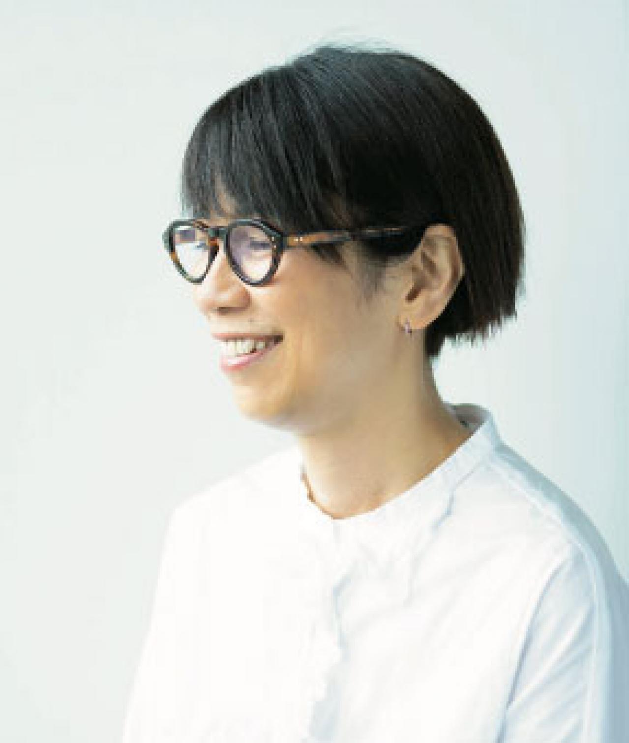 顔が引き締まる、印象を変えられる。ヘアメイク、スタイリスト、3人のマチュア世代がお手本！大人のおしゃれめがねスタイル（画像3）