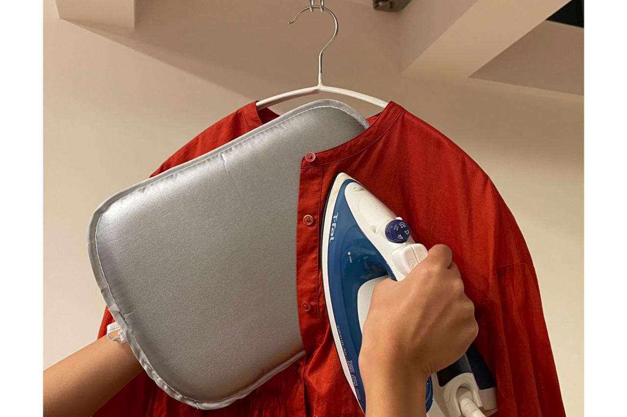 出かける前の１分でしわしわ服がきれいに【スリコ】アイロングローブはアイロン台不要