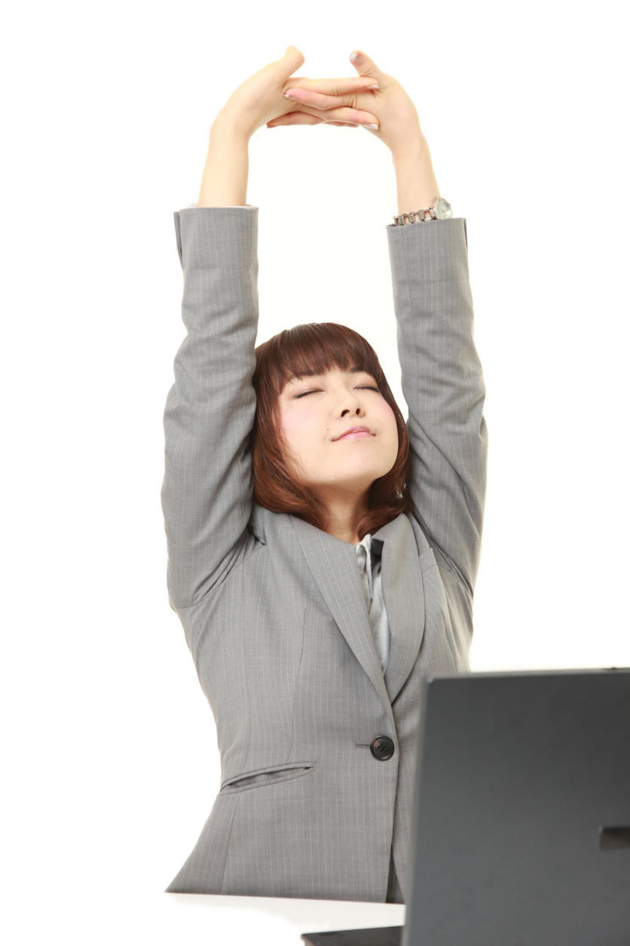 【肩こり】にならない「座り方」とは？ 四十肩を防ぐ正しい「背伸び」も紹介（画像2）