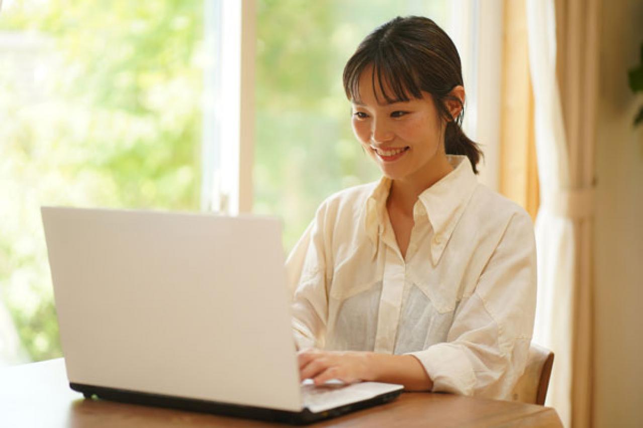 【肩こり】にならない「座り方」とは？ 四十肩を防ぐ正しい「背伸び」も紹介（画像3）