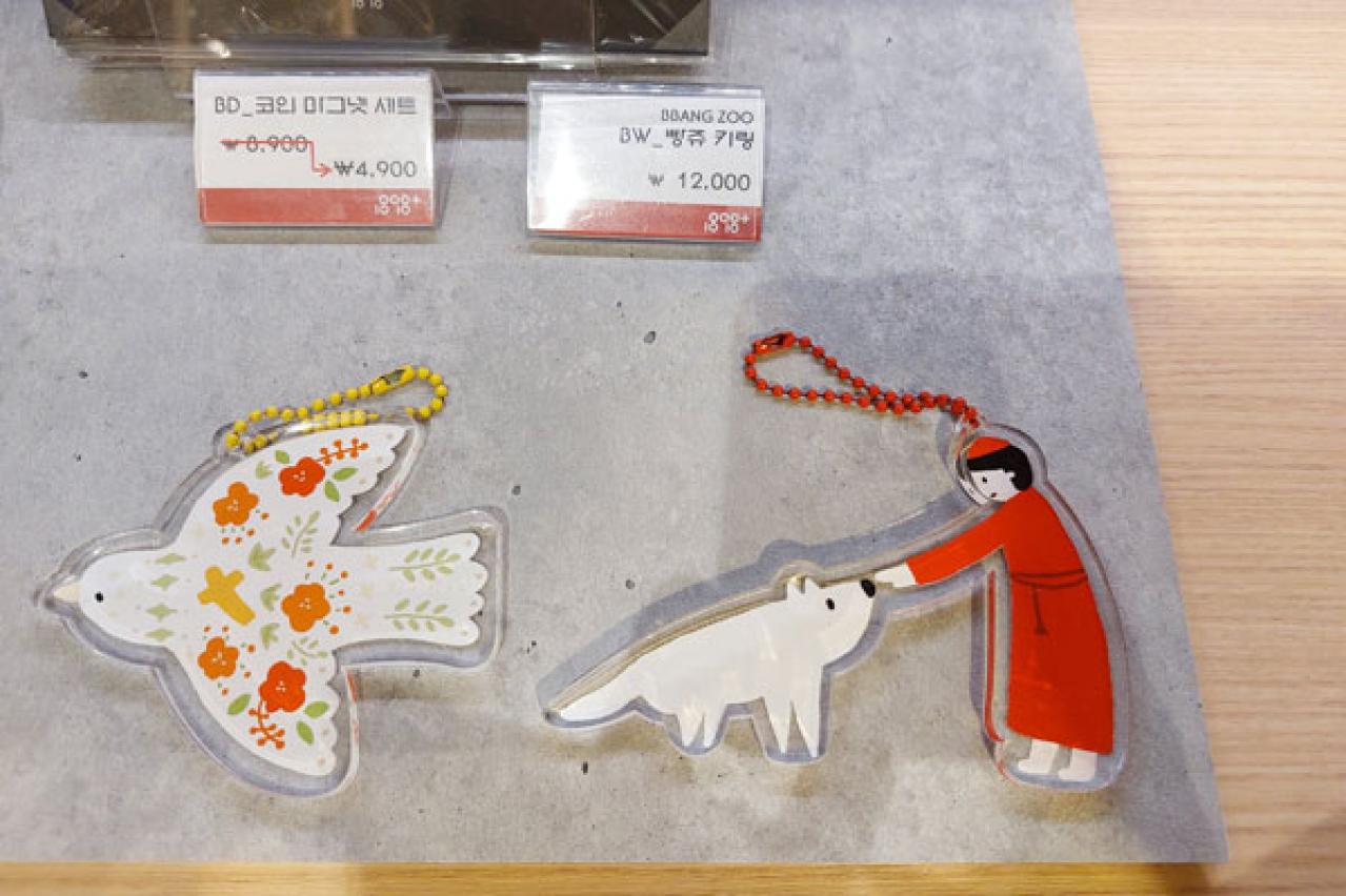 【明洞】の“今”を訪ねた！新世界百貨店のイルミネーション【画像あり】、人気コスメ、明洞聖堂の地下のほっこりかわいい雑貨も（画像11）