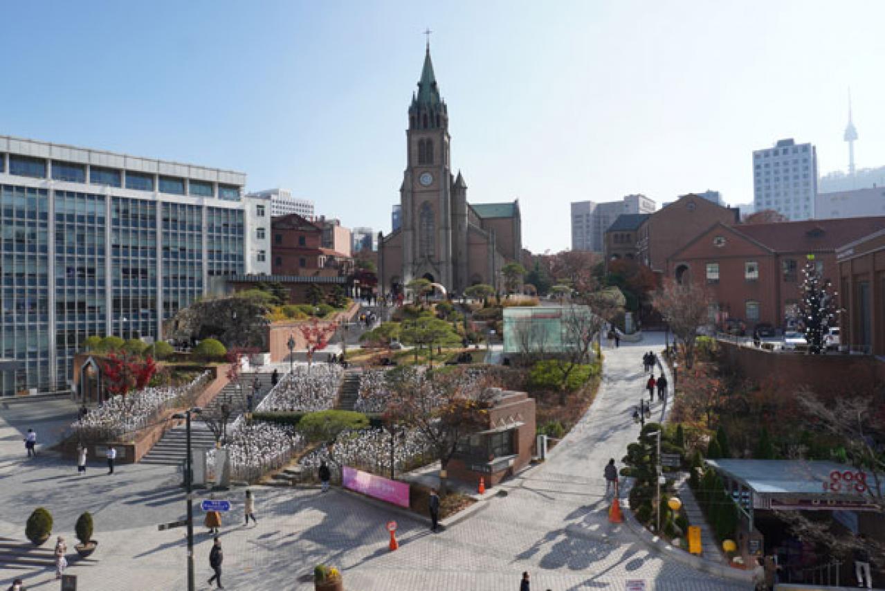 【明洞】の“今”を訪ねた！新世界百貨店のイルミネーション【画像あり】、人気コスメ、明洞聖堂の地下のほっこりかわいい雑貨も（画像9）