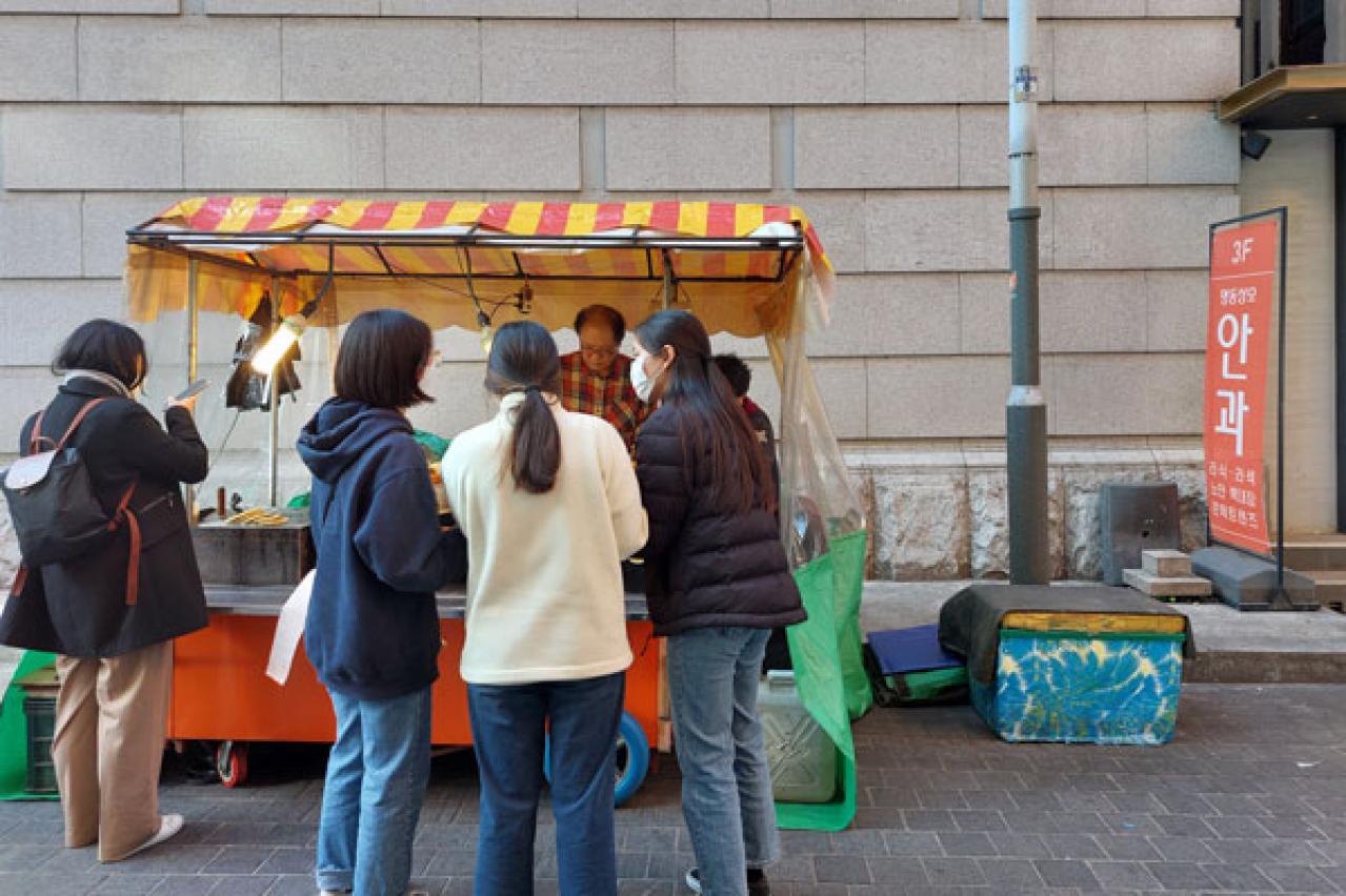 【明洞】の“今”を訪ねた！新世界百貨店のイルミネーション【画像あり】、人気コスメ、明洞聖堂の地下のほっこりかわいい雑貨も（画像14）