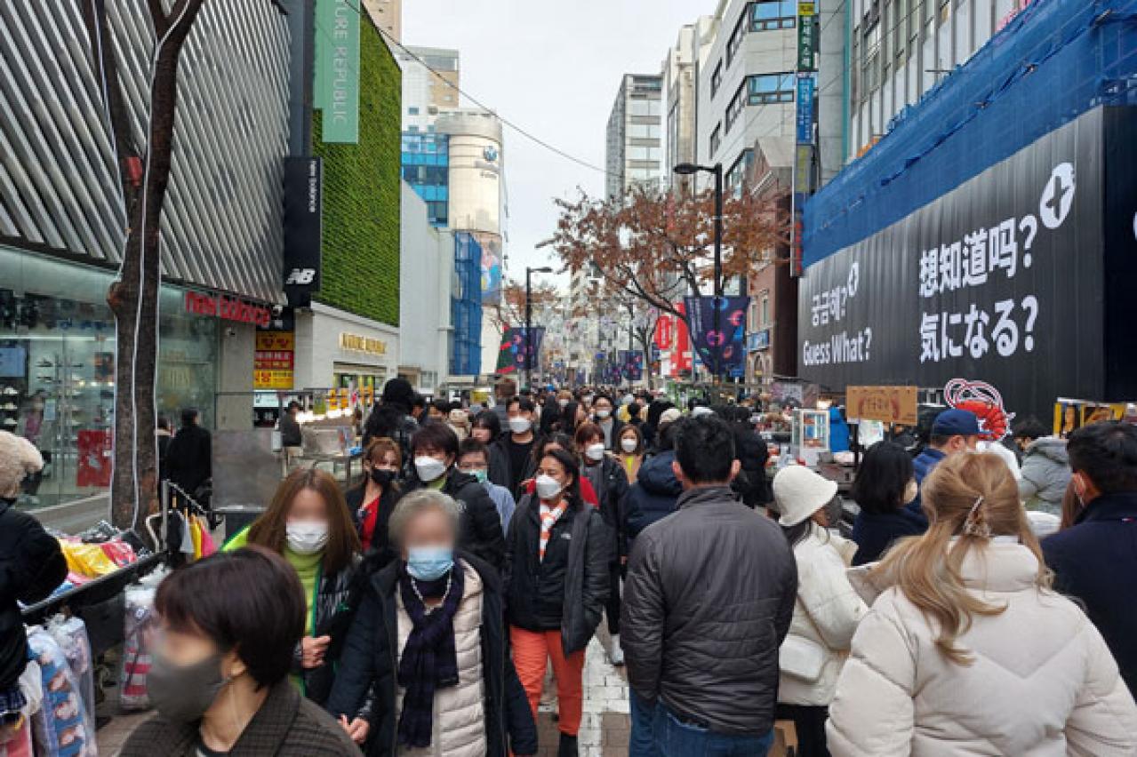 【明洞】の“今”を訪ねた！新世界百貨店のイルミネーション【画像あり】、人気コスメ、明洞聖堂の地下のほっこりかわいい雑貨も（画像3）