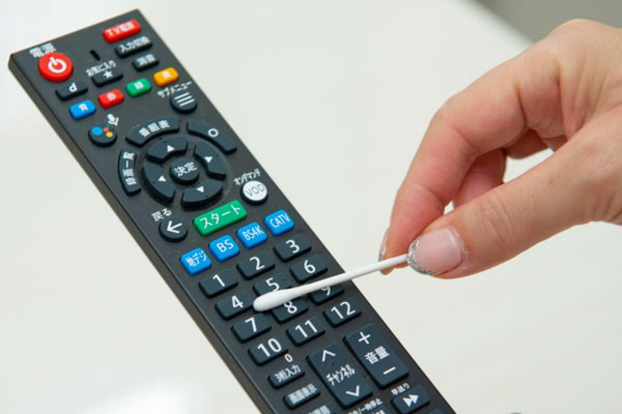 水ぶきできない電化製品を、キレイにするコツは？【リモコン・スマホ・電気スイッチ】（画像4）