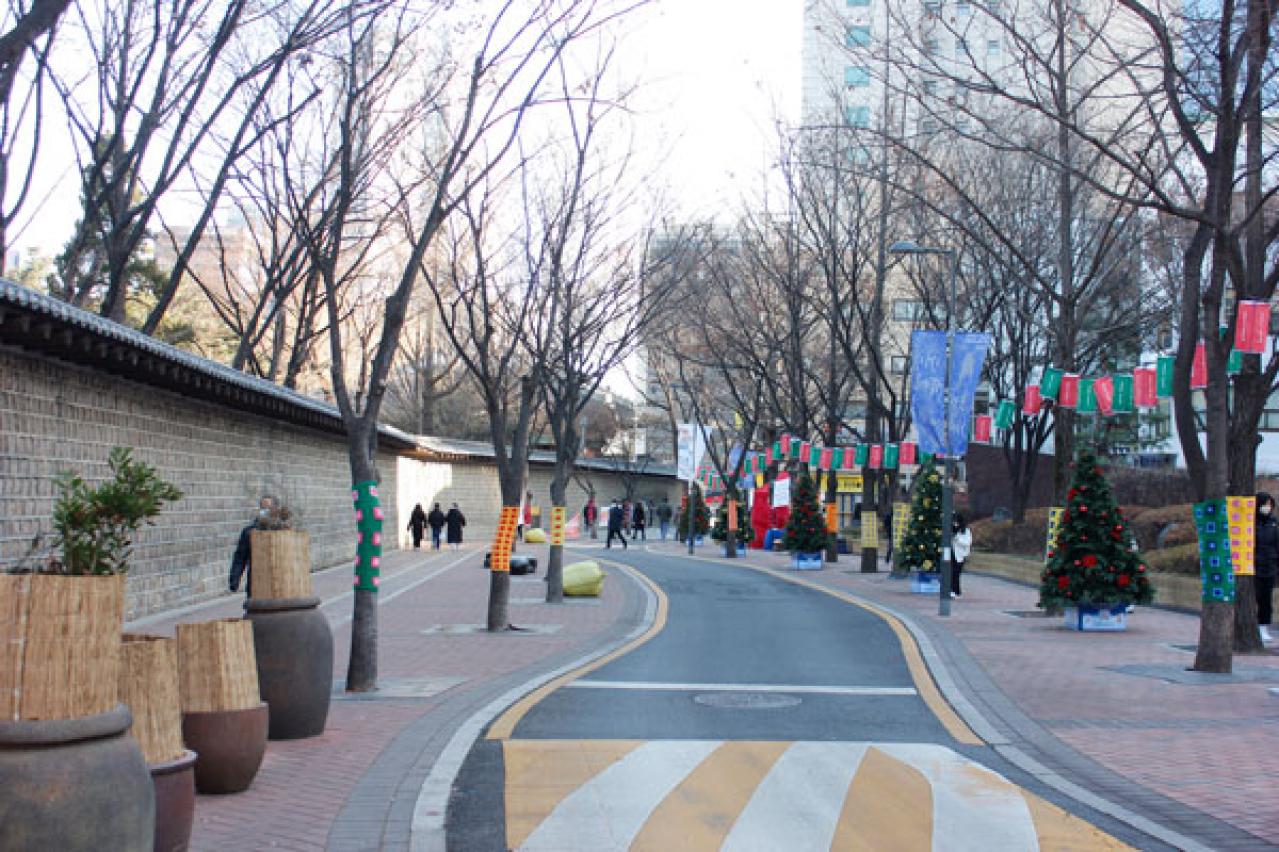 韓国ドラマのロケ地の聖地！ 徳寿宮の石垣通り沿いにできた、シックな器屋さんを訪ねて（画像11）