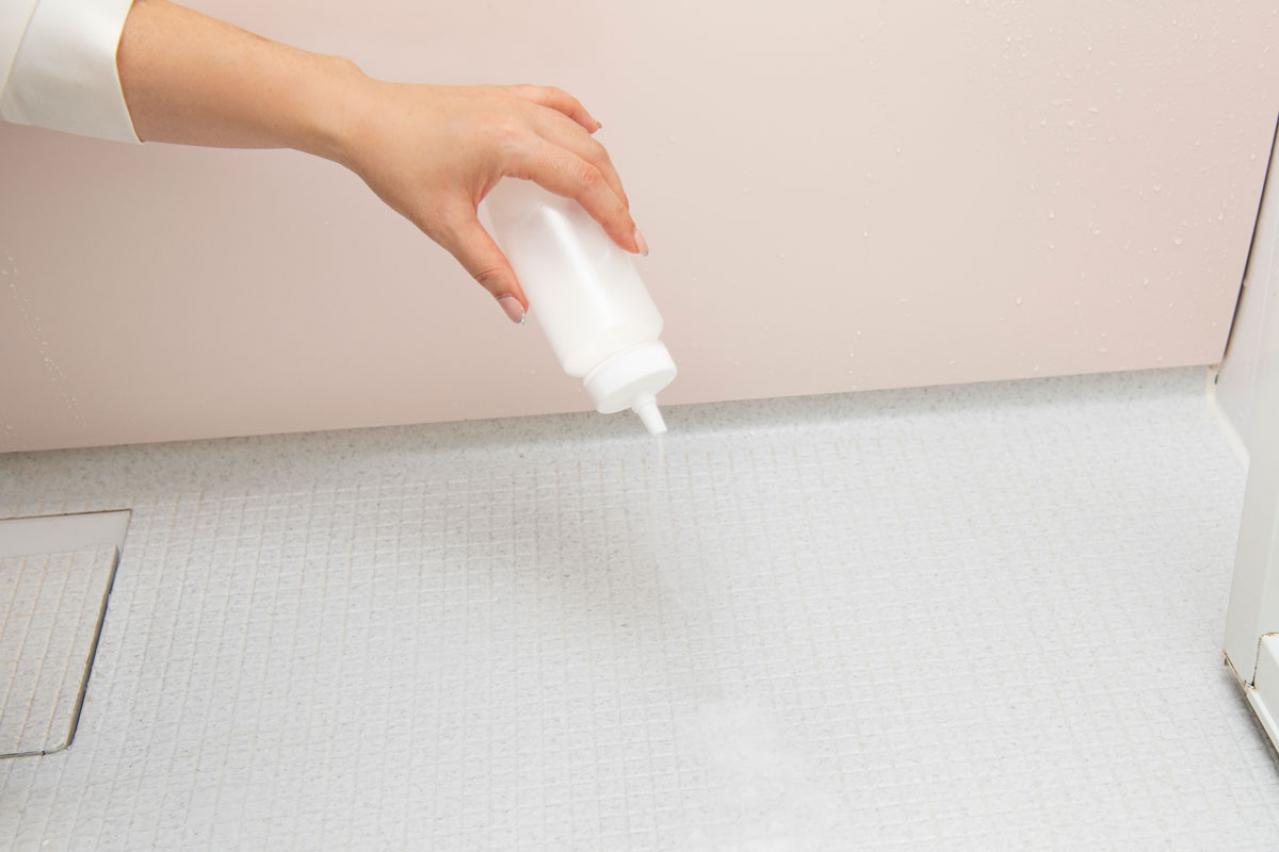 お風呂のカビを重曹で落とす方法とは？バスタブのざらざらも防ぐ、3分の掃除術