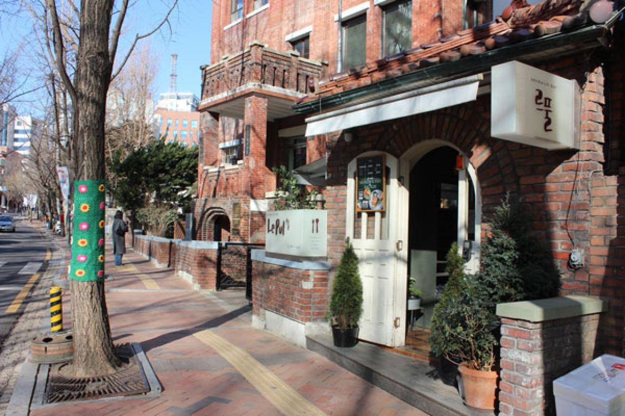 韓国ドラマのロケ地の聖地！ 徳寿宮の石垣通り沿いにできた、シックな器屋さんを訪ねて（画像10）