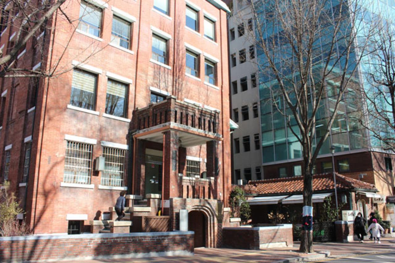 韓国ドラマのロケ地の聖地！ 徳寿宮の石垣通り沿いにできた、シックな器屋さんを訪ねて（画像8）