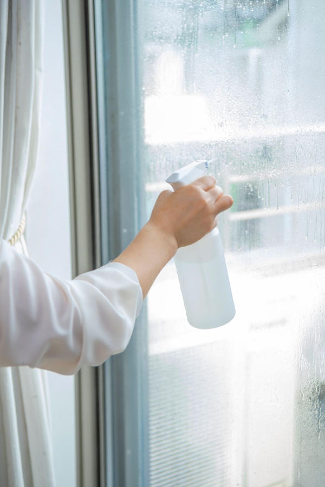 結露によるカビを撃退するラクラク掃除術。すき間時間で【窓ガラス・カーテン】をきれいに！（画像2）