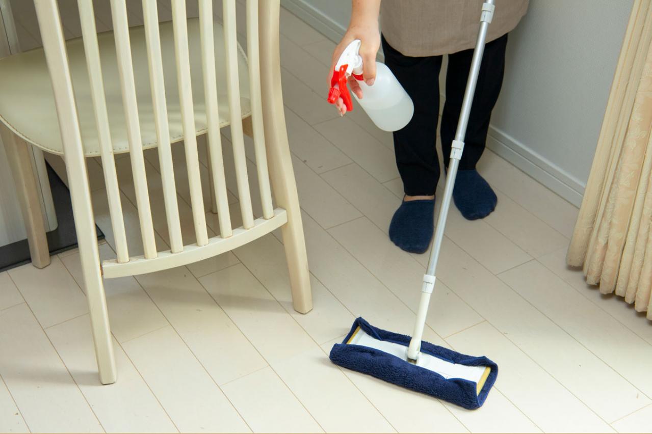 【ラクラク掃除術】フローリングや壁の汚れは、重曹水とアルコールを使い分ける！