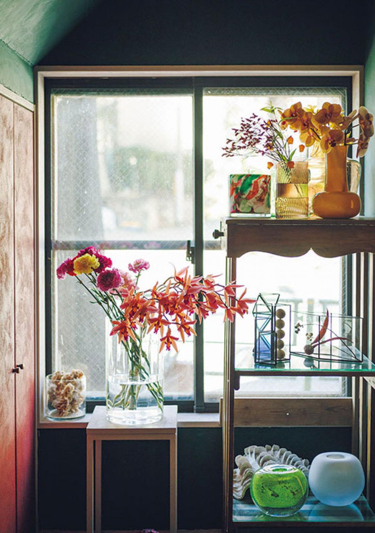 中目黒のフラワーショップ farver オーナーの自宅。「ジグザグに植物を配置する」と、こんなにすてき！（画像2）