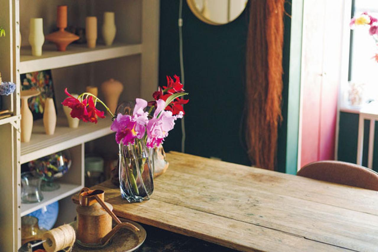 中目黒のフラワーショップ farver オーナーの自宅。「ジグザグに植物を配置する」と、こんなにすてき！（画像3）