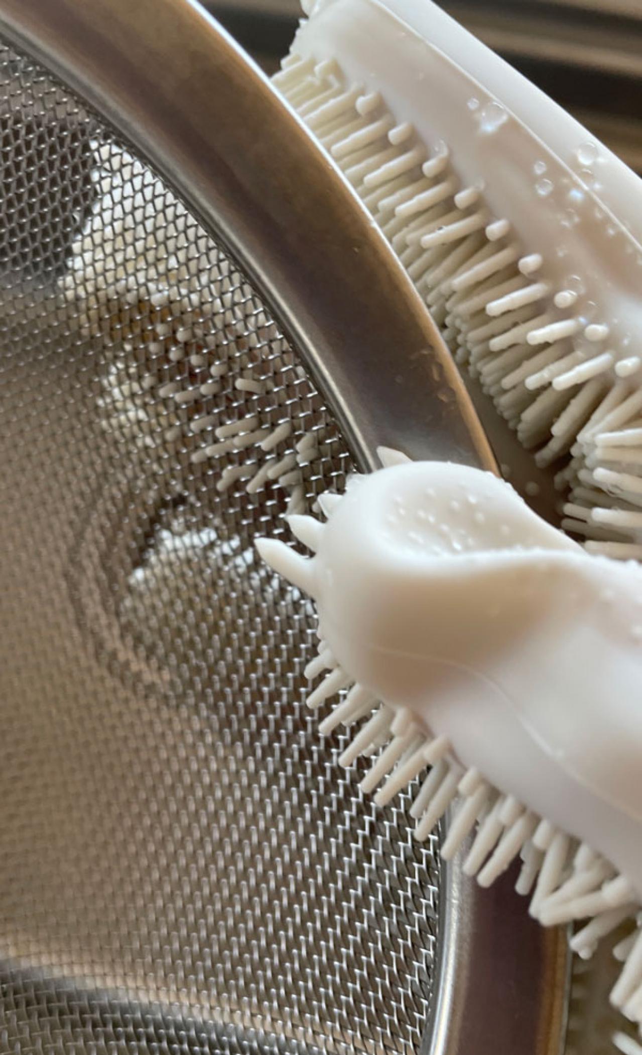 食器も部屋もラクにピカピカ！【スリコ】シリコン手袋で洗い物もお風呂もしっかりきれい（画像4）