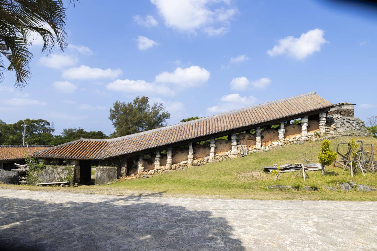 琉球の自然と歴史が育んだ焼き物の里。唯一無二の器に出合いに、沖縄「やちむんの里」を歩く（画像2）