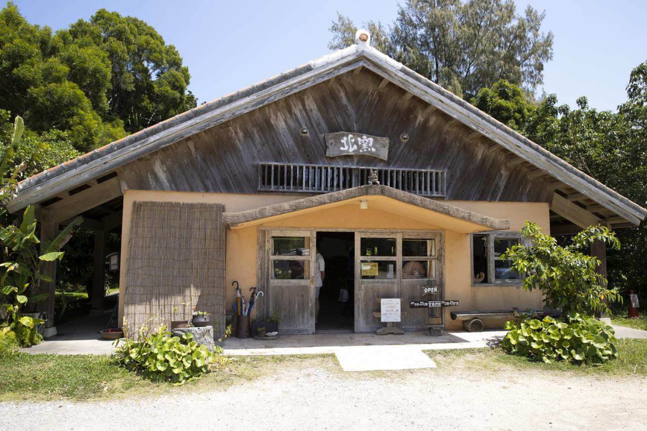 琉球の自然と歴史が育んだ焼き物の里。唯一無二の器に出合いに、沖縄「やちむんの里」を歩く（画像5）