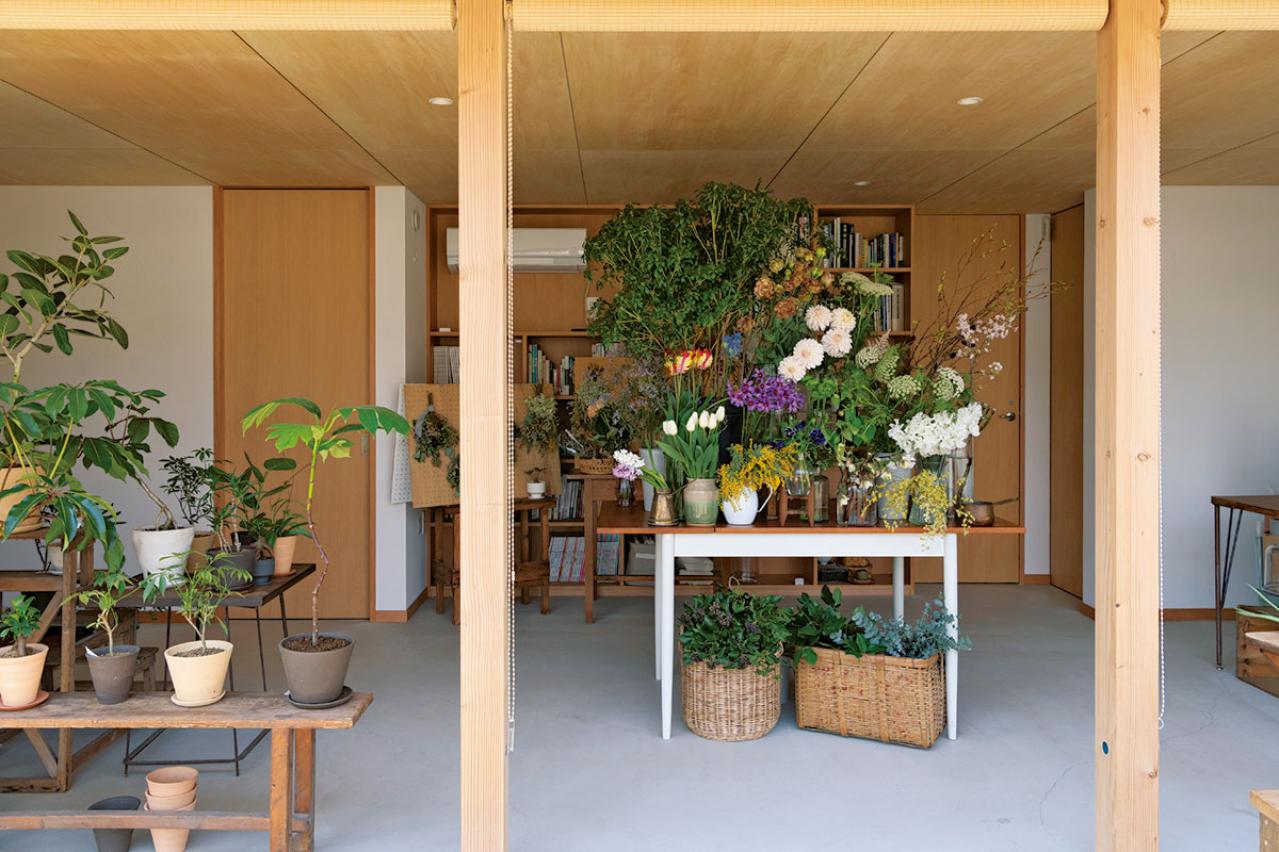 北中植物商店オーナー夫妻の自宅。散る間際の花の飾り方とは？「朽ちてしまっても花は楽しめます」