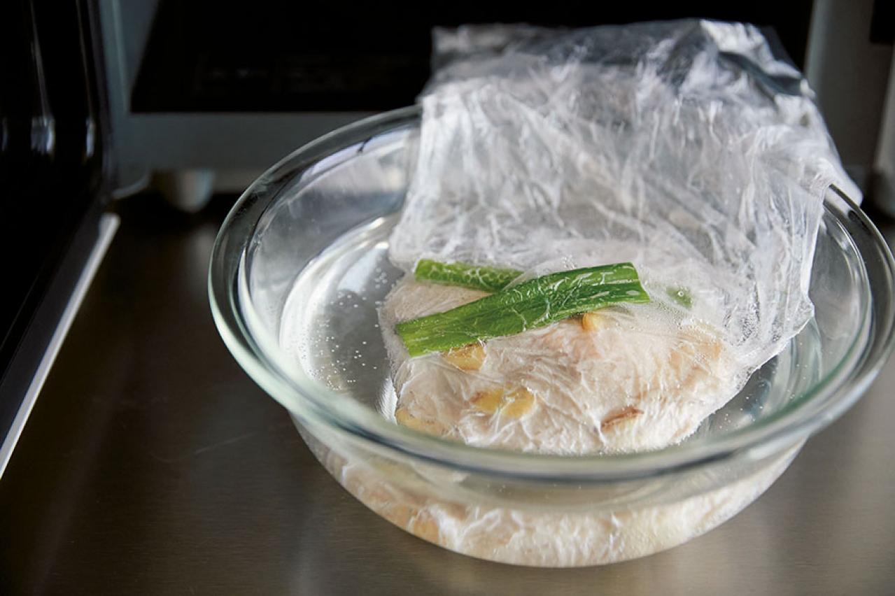 蒸し鶏は【ポリ袋でレンチン】が一番おいしい。しかも簡単！「わが家の蒸し鶏はもうこれしかない」レシピ公開【2023年レシピ部門人気記事TOP5】（画像6）