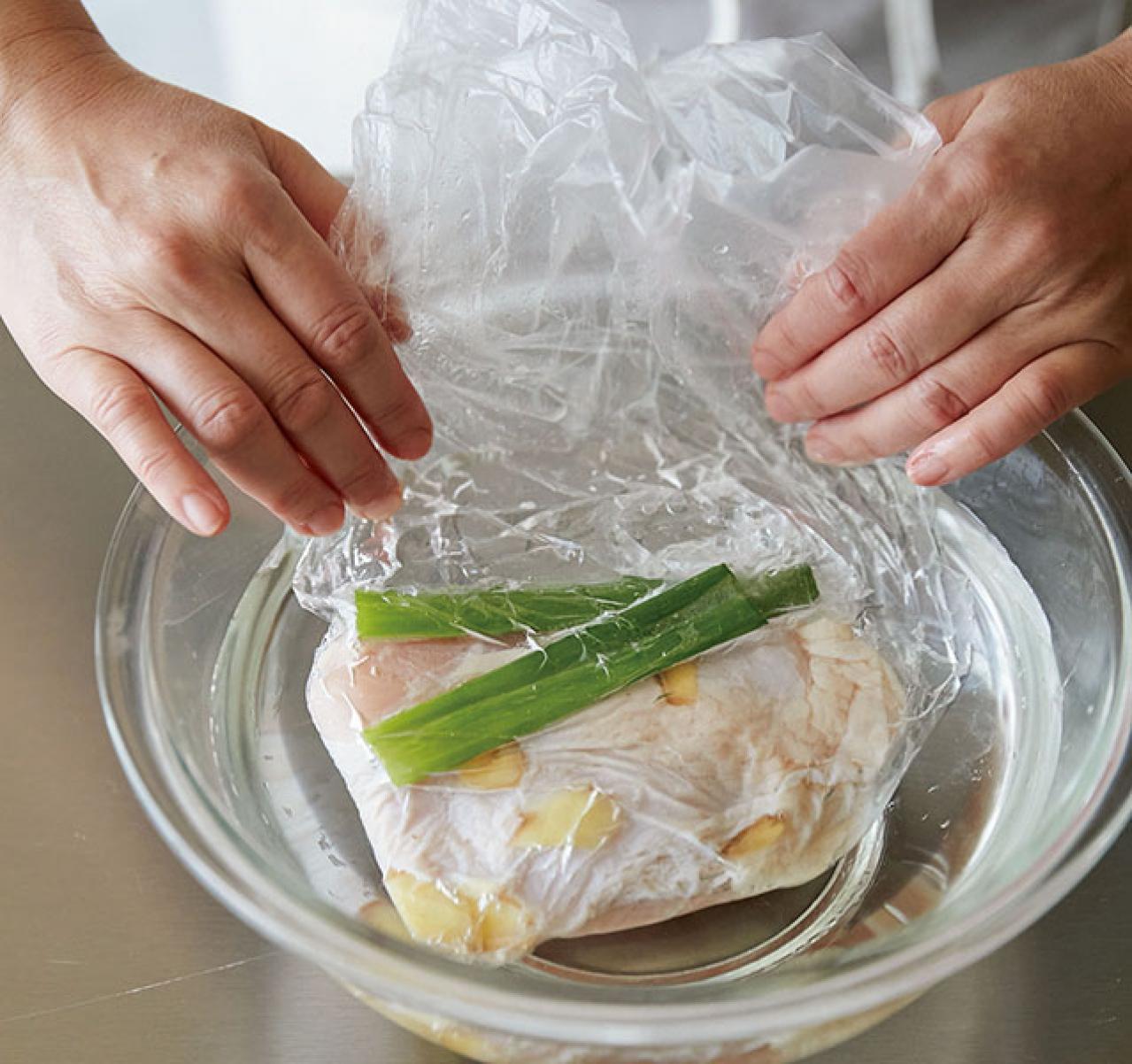 蒸し鶏は【ポリ袋でレンチン】が一番おいしい。しかも簡単！「わが家の蒸し鶏はもうこれしかない」レシピ公開【2023年レシピ部門人気記事TOP5】（画像4）