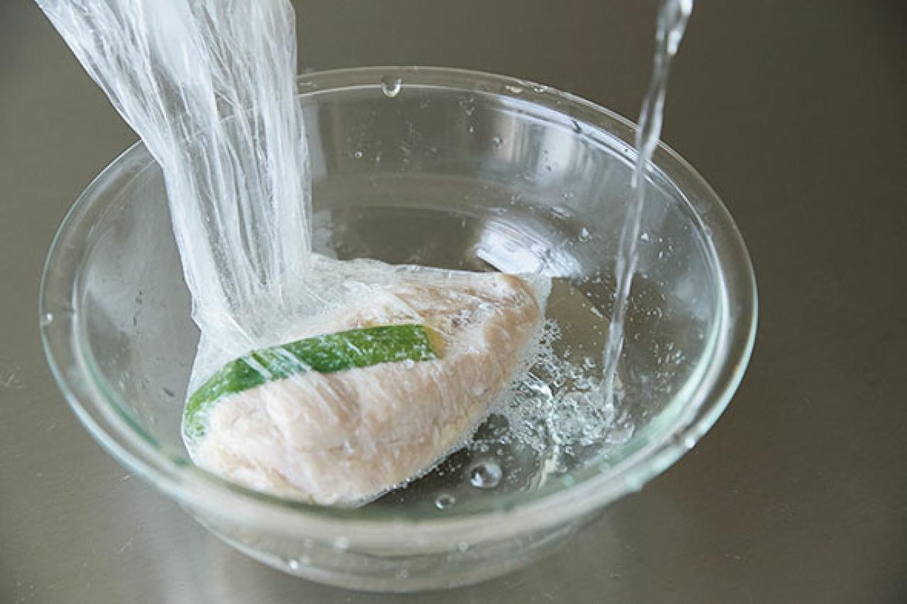 蒸し鶏は【ポリ袋でレンチン】が一番おいしい。しかも簡単！「わが家の蒸し鶏はもうこれしかない」レシピ公開【2023年レシピ部門人気記事TOP5】（画像7）