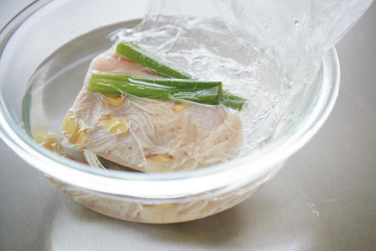 蒸し鶏は【ポリ袋でレンチン】が一番おいしい。しかも簡単！「わが家の蒸し鶏はもうこれしかない」レシピ公開【2023年レシピ部門人気記事TOP5】