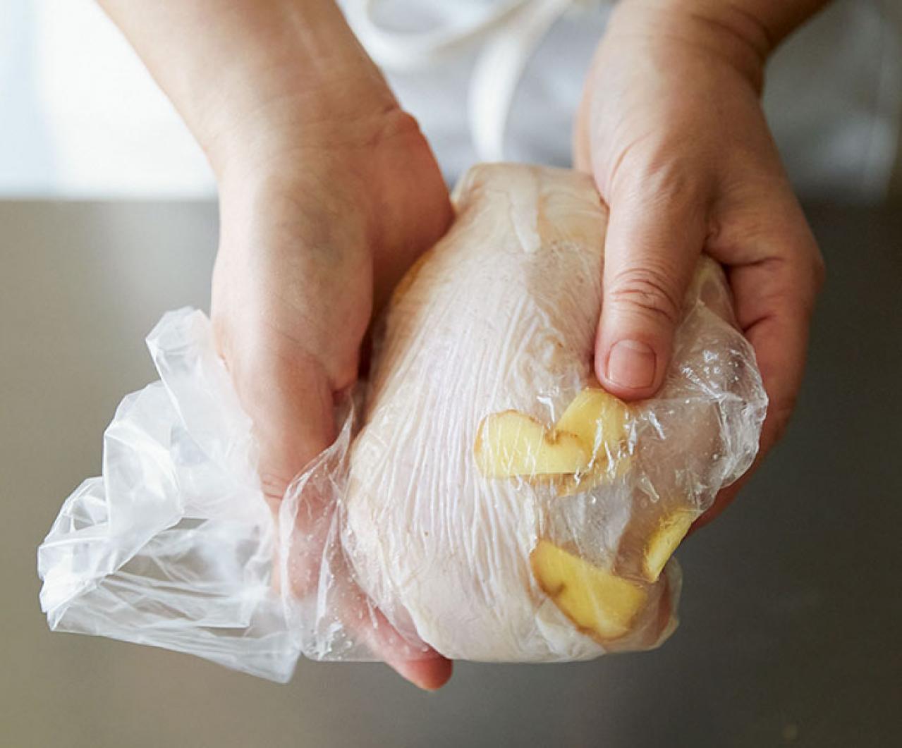 蒸し鶏は【ポリ袋でレンチン】が一番おいしい。しかも簡単！「わが家の蒸し鶏はもうこれしかない」レシピ公開【2023年レシピ部門人気記事TOP5】（画像3）