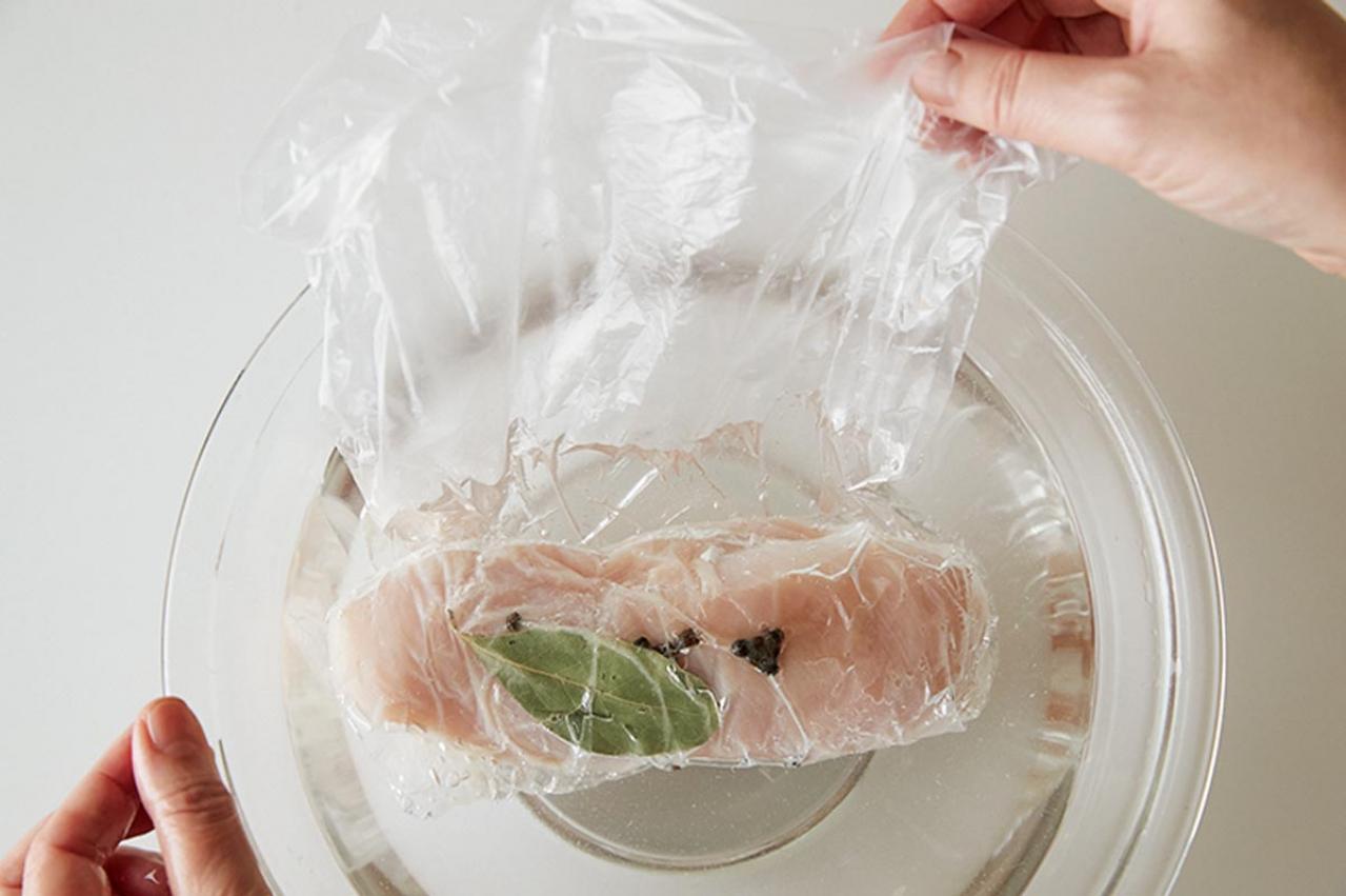 鶏ハムが【ポリ袋でレンチン】で完成！ 胸ハム&ももハムのどちらも美味