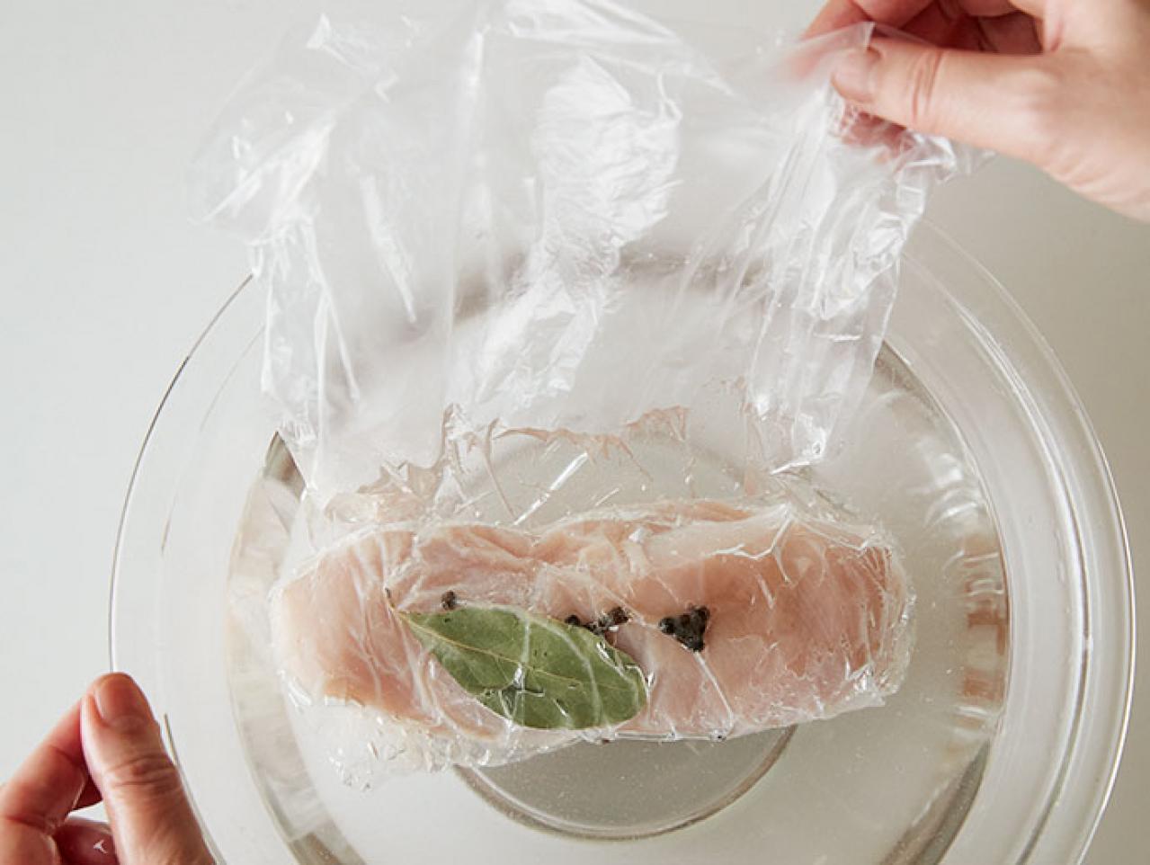 鶏ハムが【ポリ袋でレンチン】で完成！ 胸ハム&ももハムのどちらも美味（画像4）