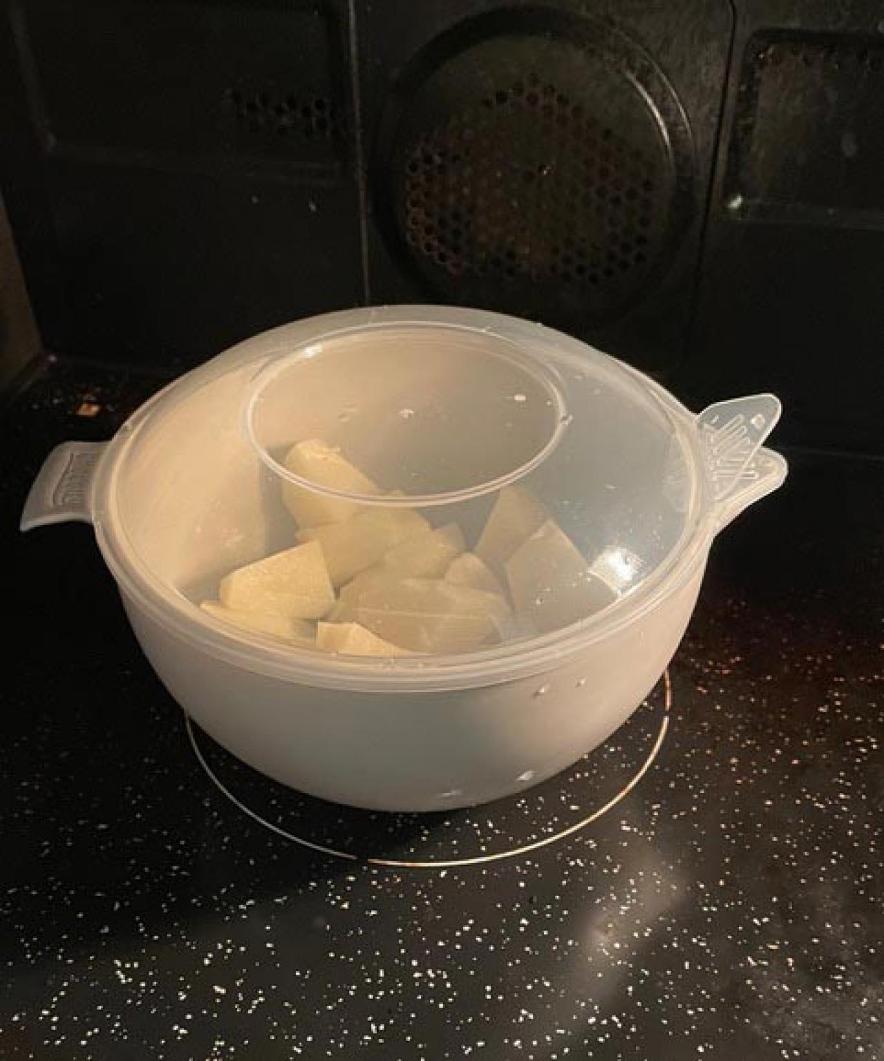 ３COINSのちょこっとボウルで、じゃがいもがほくほく！　レンチンで湯切りもラクラク。そのまま食卓に出してもかわいい（画像3）