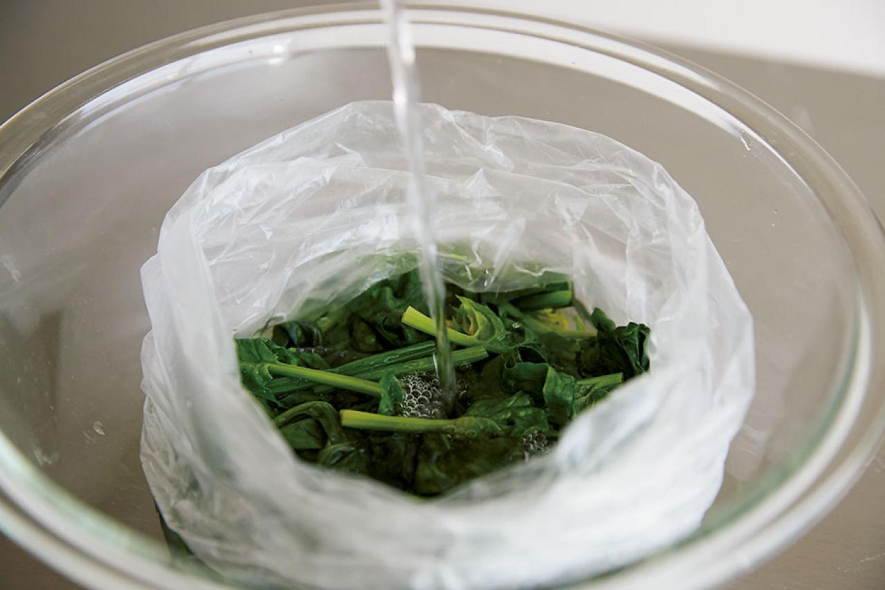 【ポリ袋とレンチン】で青菜のおかずがあっという間。鍋でいちいちゆでる手間なし！（画像3）
