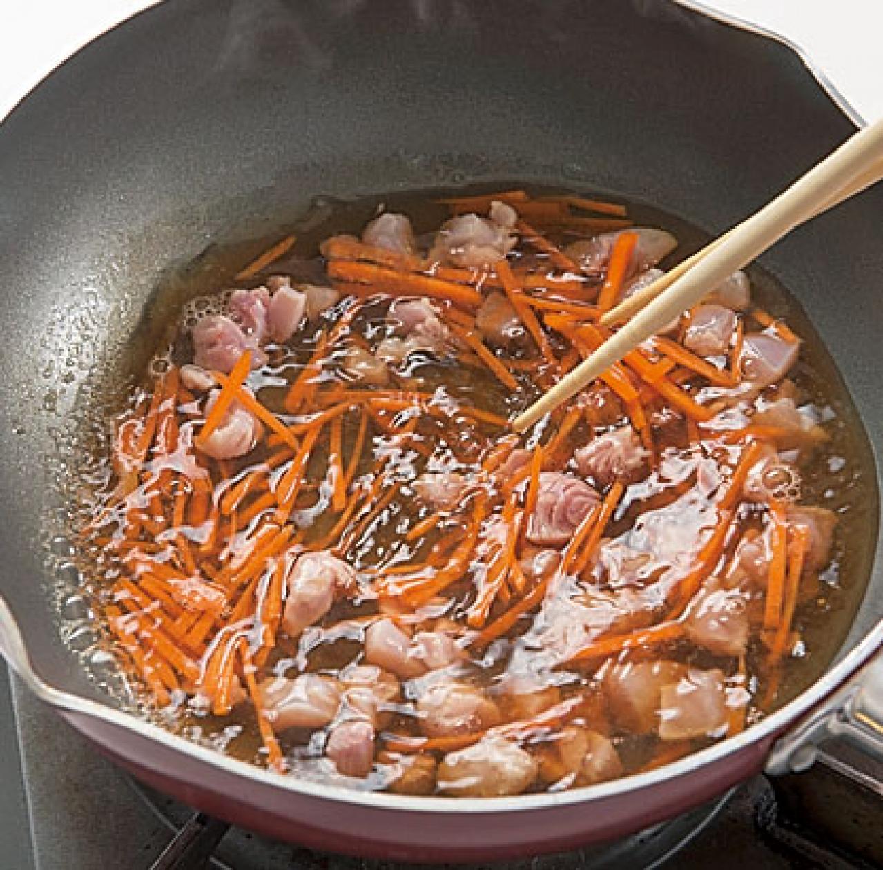 「きのこの炊き込みご飯」をフライパンで作る！　炊飯器不要で洗い物も手間も最小限。具を煮て炊飯まで一気に調理（画像4）