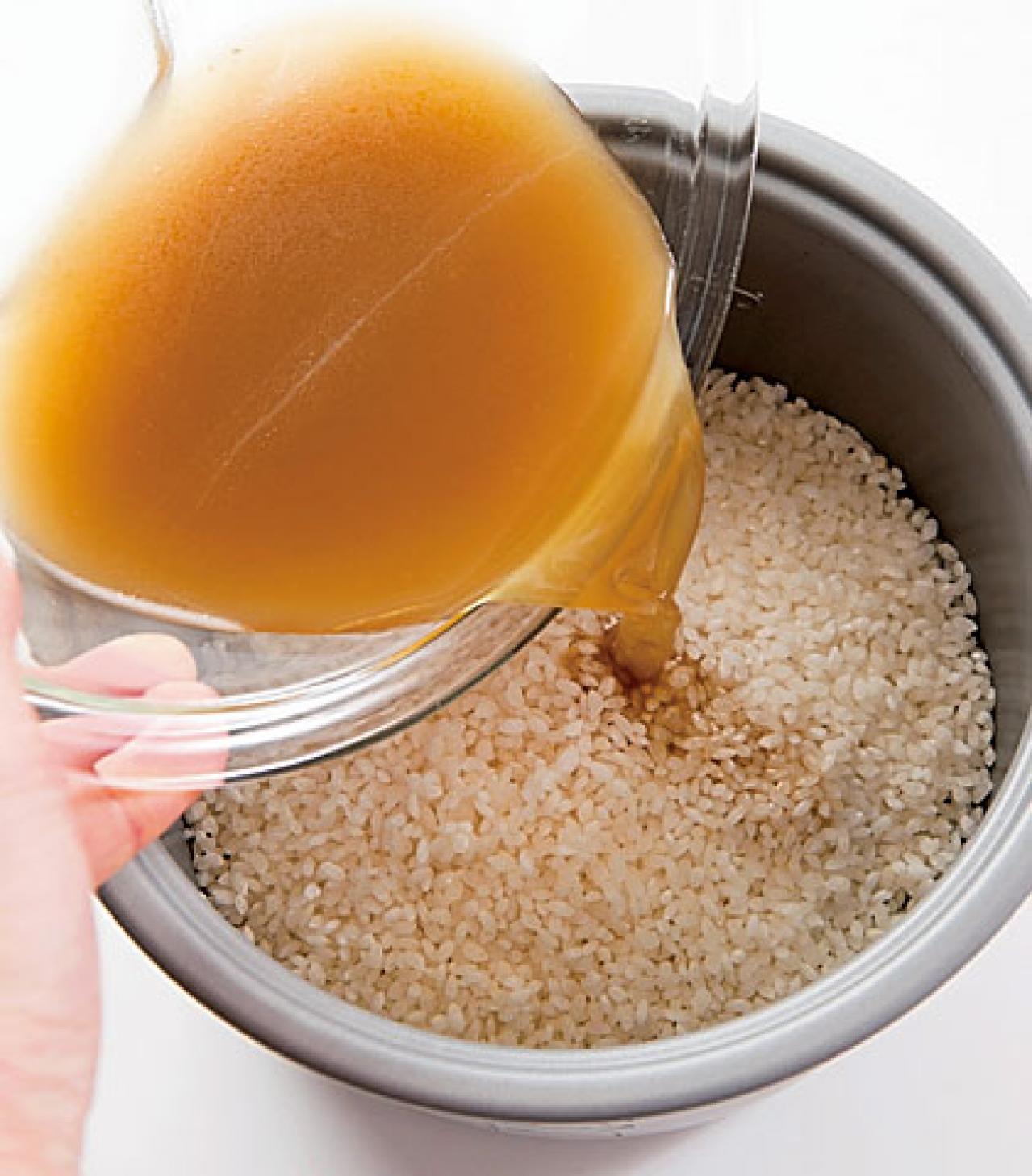 「きのこの炊き込みご飯」をフライパンで作る！　炊飯器不要で洗い物も手間も最小限。具を煮て炊飯まで一気に調理（画像6）