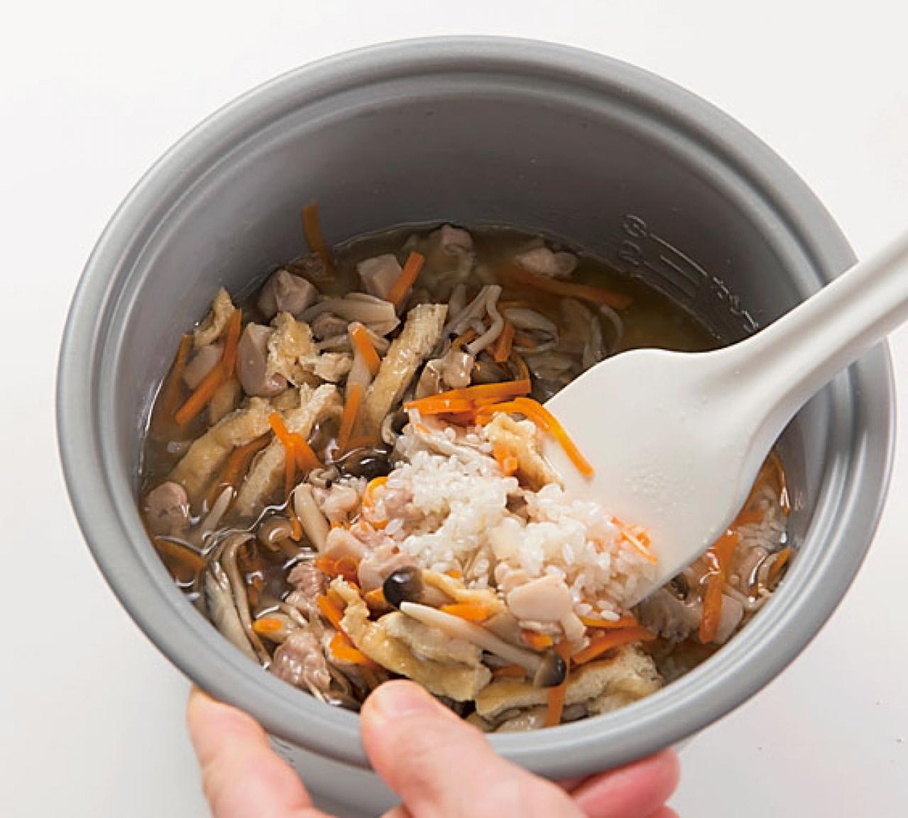 「きのこの炊き込みご飯」をフライパンで作る！　炊飯器不要で洗い物も手間も最小限。具を煮て炊飯まで一気に調理（画像7）