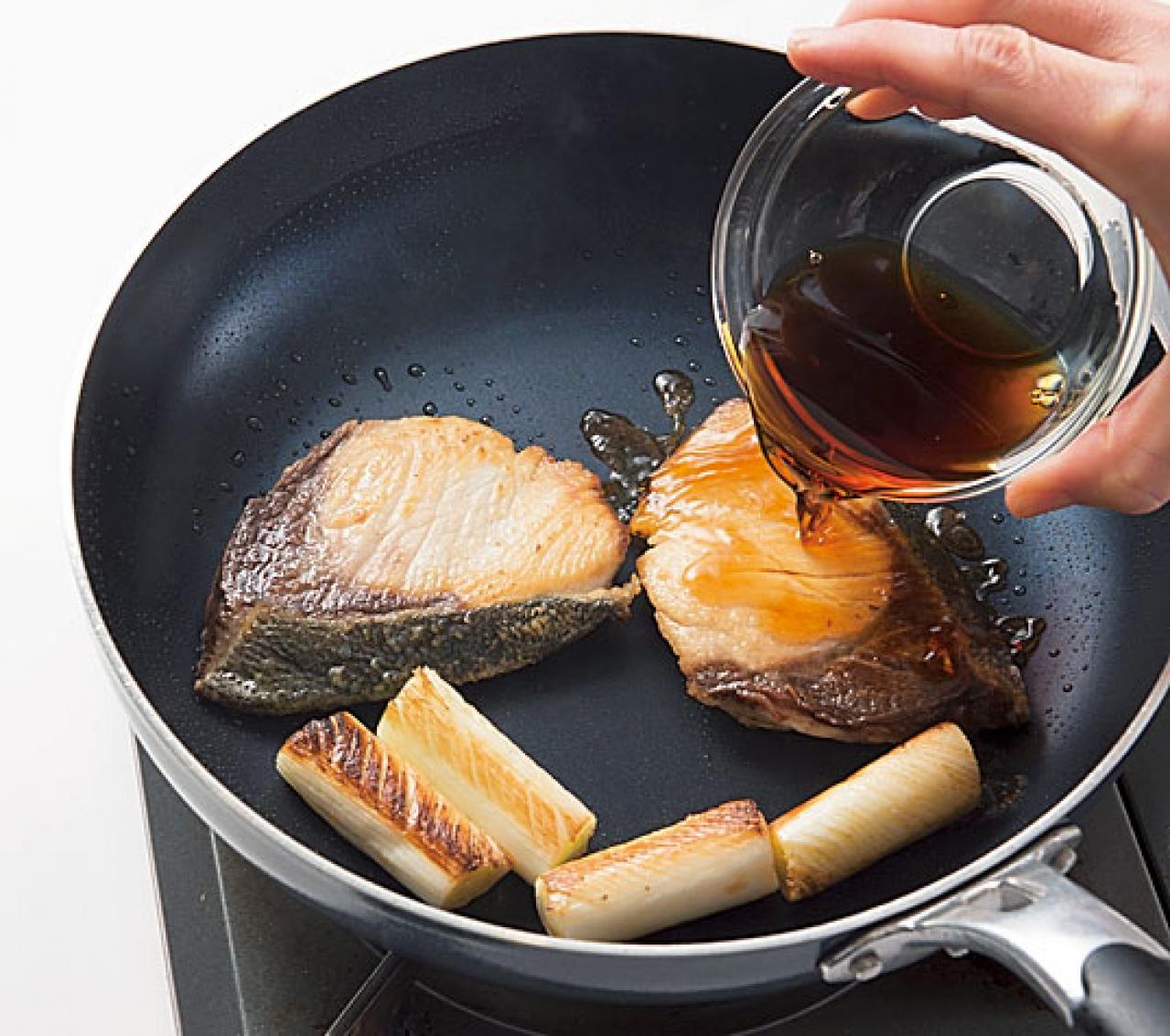 【時短和食】フライパンで「ぶりの照り焼き」がふっくらきれいな焼き色に仕上がる！（画像8）